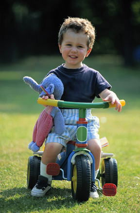  photo garçon sur tricycle 